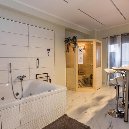 Romantic Deluxe Svite Wise Jacuzzi And Sauna Атина Екстериор снимка