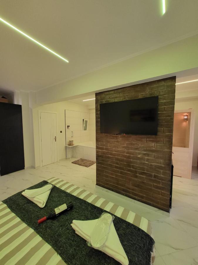 Romantic Deluxe Svite Wise Jacuzzi And Sauna Атина Екстериор снимка