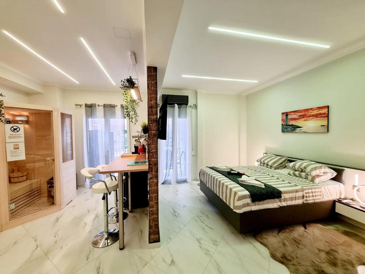 Romantic Deluxe Svite Wise Jacuzzi And Sauna Атина Екстериор снимка