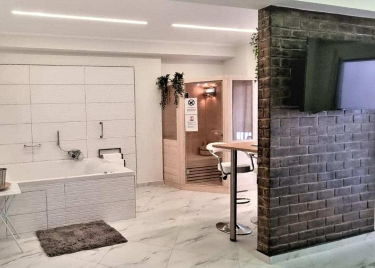Romantic Deluxe Svite Wise Jacuzzi And Sauna Атина Екстериор снимка