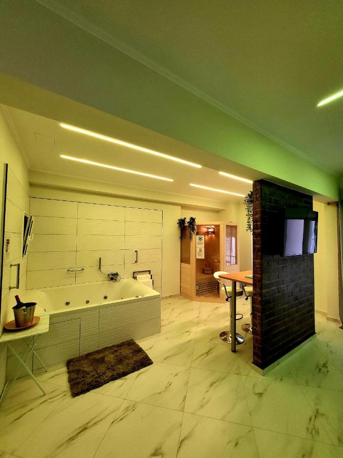 Romantic Deluxe Svite Wise Jacuzzi And Sauna Атина Екстериор снимка