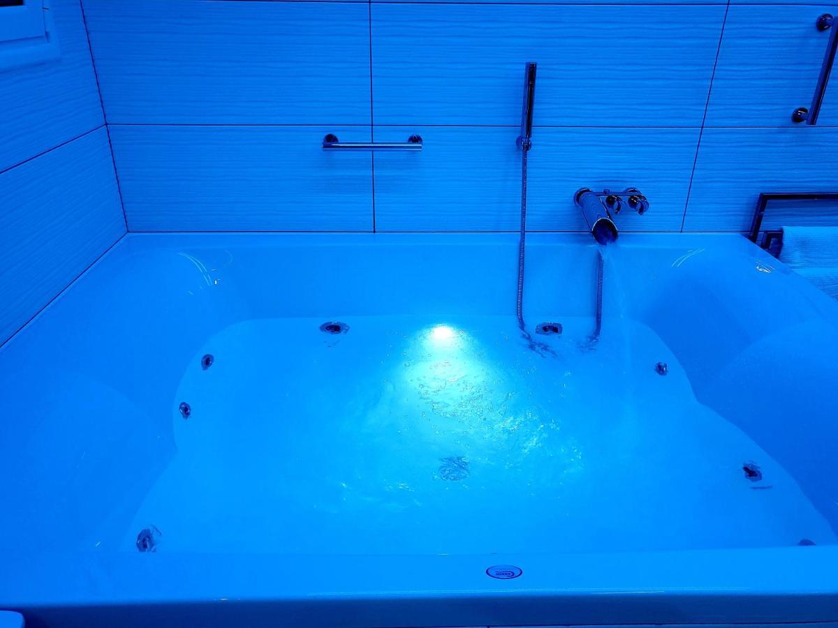 Romantic Deluxe Svite Wise Jacuzzi And Sauna Атина Екстериор снимка