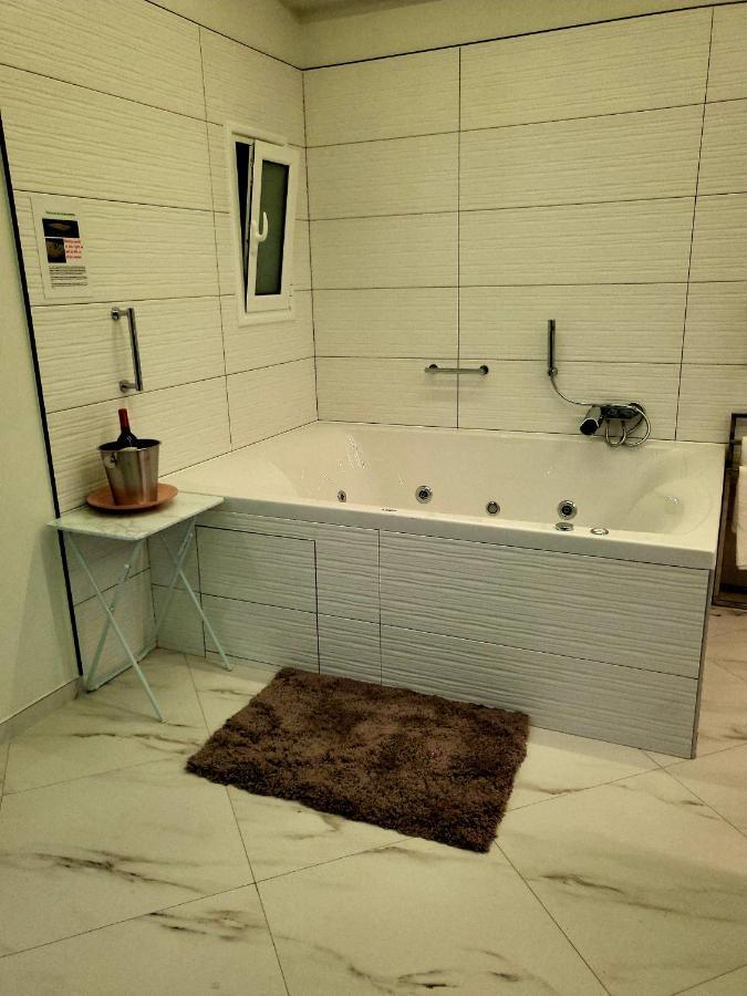 Romantic Deluxe Svite Wise Jacuzzi And Sauna Атина Екстериор снимка