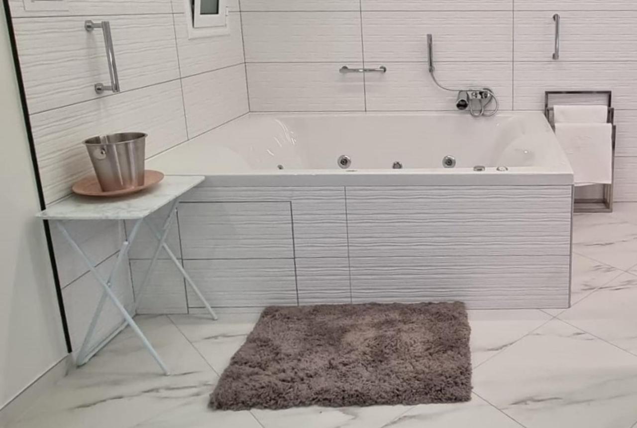 Romantic Deluxe Svite Wise Jacuzzi And Sauna Атина Екстериор снимка