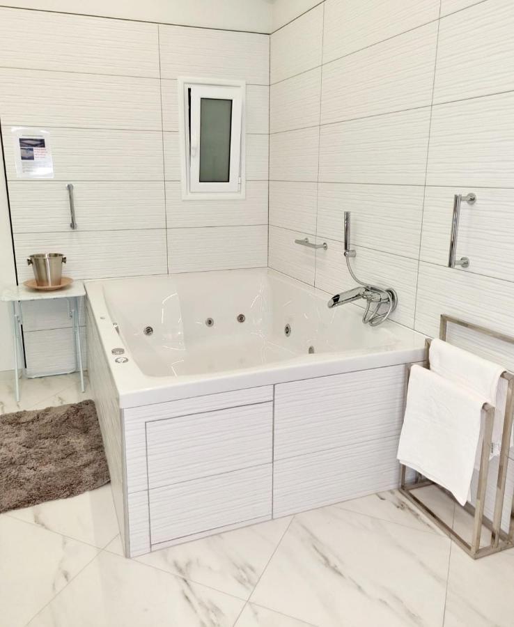 Romantic Deluxe Svite Wise Jacuzzi And Sauna Атина Екстериор снимка